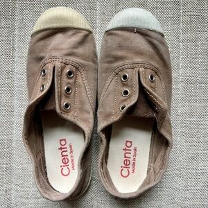 Cienta Kids Tan Distressed Canvas slip-ons Unisex